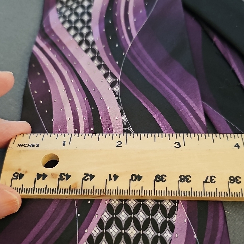 Purple and Black Patterned Tie. 100% Silk. Stacy Adams Excelent Condition.
